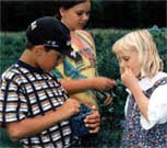 Foto Heidelbeeren pflückende Kinder beim Naschen im Heidelbeerland Sturm